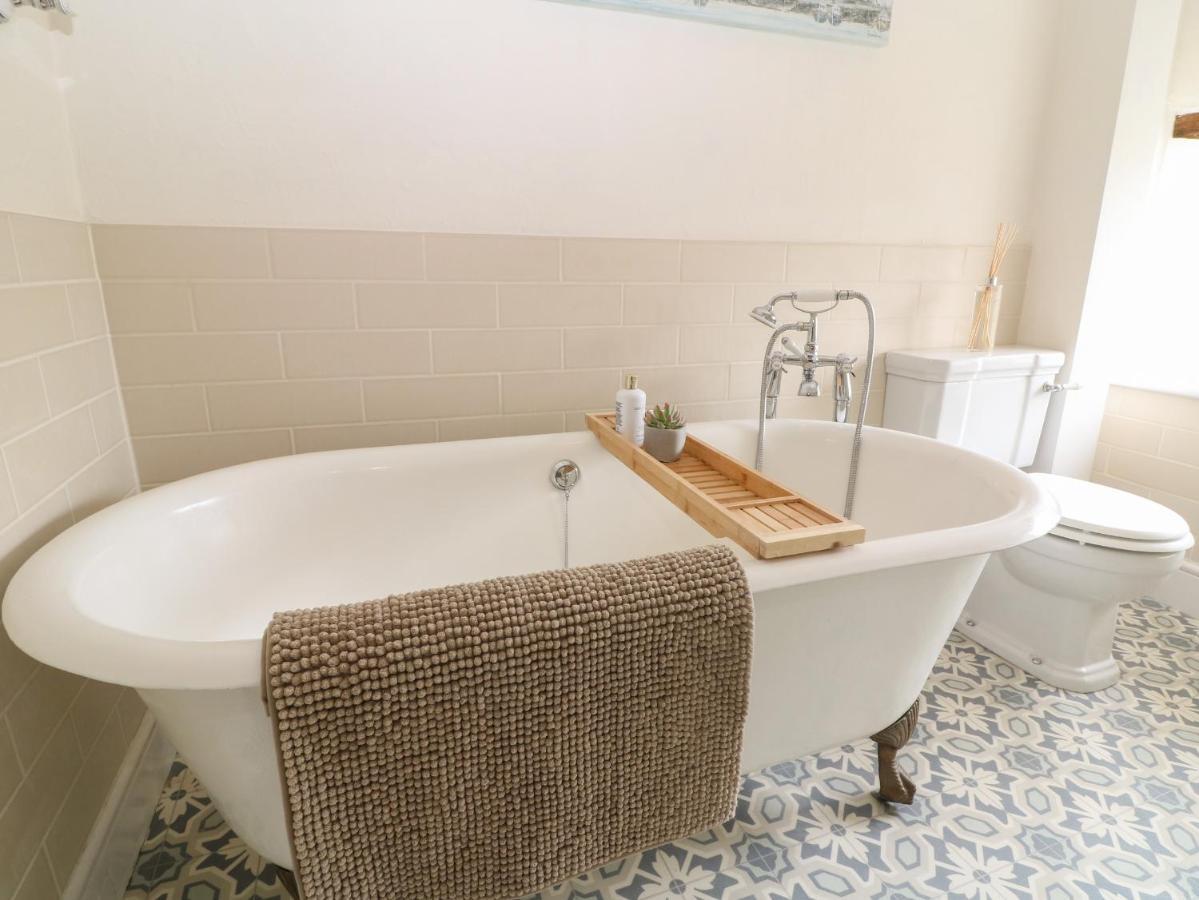 بورتون أُنذ ووتر Tuesday Cottage المظهر الخارجي الصورة